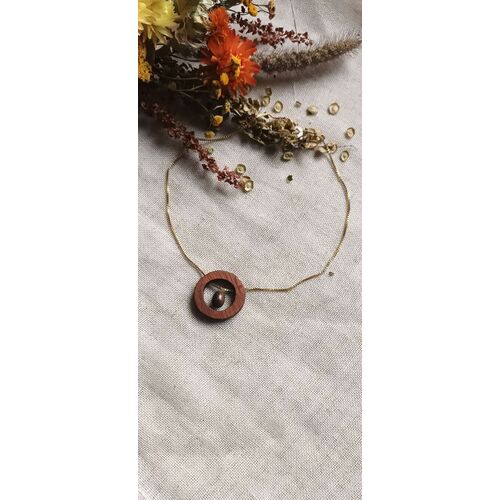 Collier rond de sapelli et perle de jade